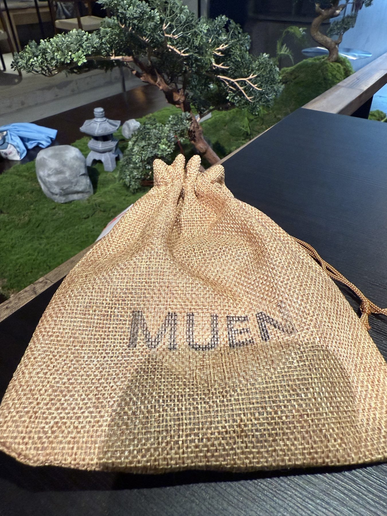 MUEN COFFEE 포장과 실내 정원